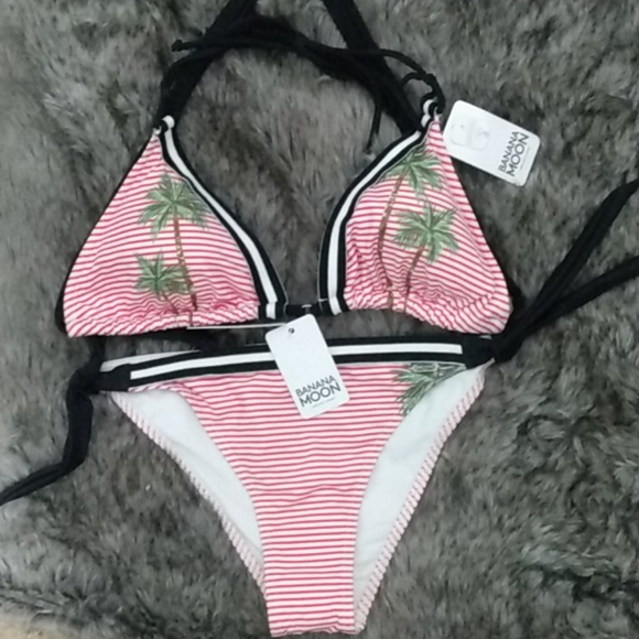 Bikini - Picture 1 of 4